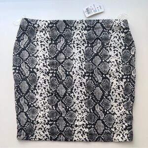 NEW Windsor SNAKE PRINT PULL ON MINI SKIRT Sz M‎ Flirty Cocktail Stretch Summer
